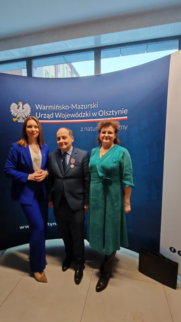 ariusz Piotr Mączka podczas wojewódzkich obchodów Dnia Służby Cywilnej w Olsztynie, luty 2026 r., w towarzystwie Dyrektor Generalnej Warmińsko‑Mazurskiego Urzędu Wojewódzkiego oraz Warmińsko‑Mazurskiej Wojewódzkiej Inspektor Inspekcji Handlowej.