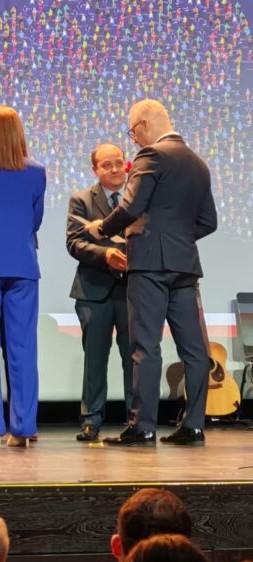 Mariusz Piotr Mączka, Dyrektor Delegatury Inspekcji Handlowej w Elblągu, podczas wojewódzkich obchodów Dnia Służby Cywilnej w Olsztynie, luty 2026 r. Otrzymuje list gratulacyjny od Wojewody Warmińsko‑Mazurskiego Radosława Króla w związku z odznaczeniem za zasługi dla Służby Cywilnej