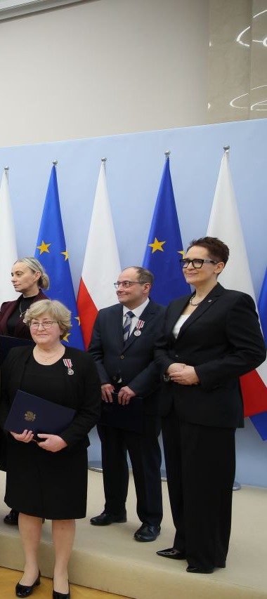 Mariusz Piotr Mączka, Dyrektor Delegatury Inspekcji Handlowej w Elblągu, podczas uroczystości nadania Odznaki Honorowej za Zasługi dla Służby Cywilnej przez Prezesa Rady Ministrów w Kancelarii Prezesa Rady Ministrów – luty 2026 r. Obok Szefowa Służby Cywilnej.