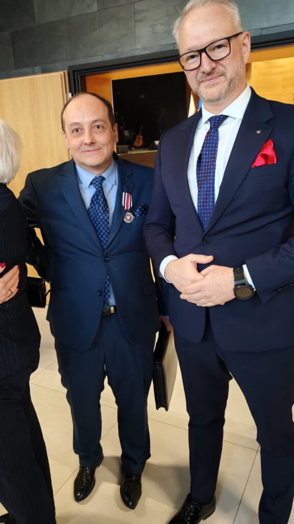 Mariusz Piotr Mączka, Dyrektor Delegatury Inspekcji Handlowej w Elblągu, podczas wojewódzkich obchodów Dnia Służby Cywilnej w Olsztynie, luty 2026 r. W rozmowie z Wojewodą Warmińsko‑Mazurskim Radosławem Królem po otrzymaniu listu gratulacyjnego w związku z odznaczeniem za zasługi dla Służby Cywilnej.